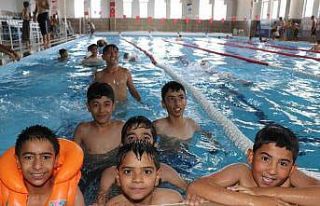 Yaz aylarında yüzme havuzları çocukların ve gençlerin...