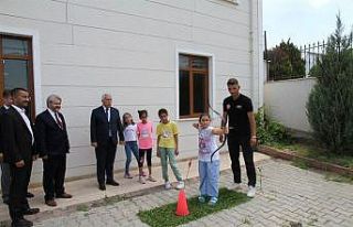 Yaz okulu öğrencileri ok atmasını öğreniyor