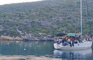 Yelkenli teknede 69 göçmen yakalandı