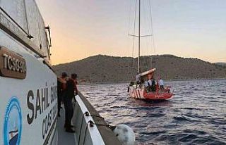 Yelkenli teknede yaralanan vatandaşa tıbbi tahliye