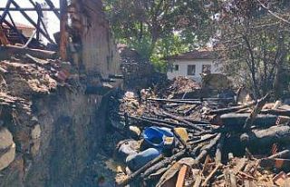 Yemek pişirmek için yakılan ateşte ev, traktör...