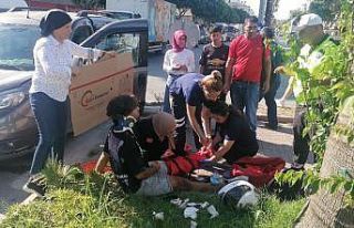 Yerde acı içerisindeki yaralıyı yakıcı güneşten...