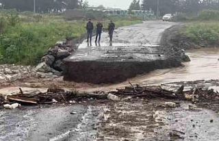 Yıkılmasın diye uzun uğraş verilen geçici köprü...