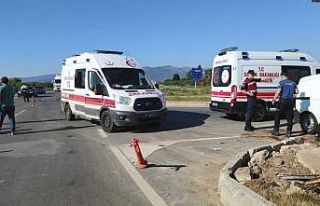 Yine aynı kavşak, yine kaza: Vatandaşlar yardım...