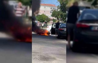 Yol ortasında alev alan motosiklet patlayarak kül...