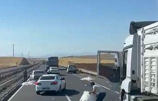 Yola savrulan çocuk bezlerini toplamak isteyen vatandaşlar...