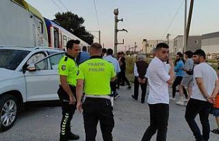 Yolcu treni otomobile çarptı: Sürücü yara almadan...