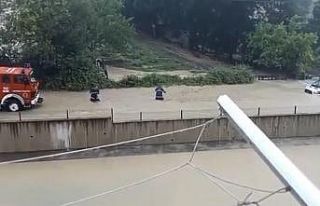 Yolda kalan ambulansı itfaiye kurtardı