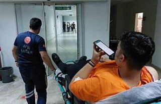 Yolda yürürken omzundan bıçaklandı