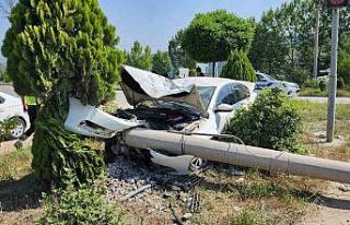 Yoldan çıkan otomobil, elektrik direğine çarptı:...