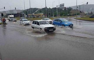 Yollar göle döndü, sürücüler zor anlar yaşadı