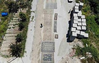 Yollara serilen halılar görenleri şaşkına çeviriyor