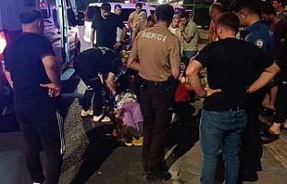 Yolun karşısına geçmek isteyen kadına otomobil...