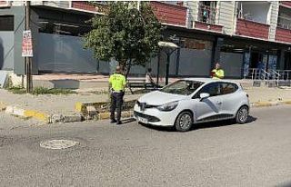 Yolun karşısına geçmeye çalışan çocuğa otomobil...