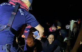 Yunanların geri ittiği göçmenleri Sahil Güvenlik...