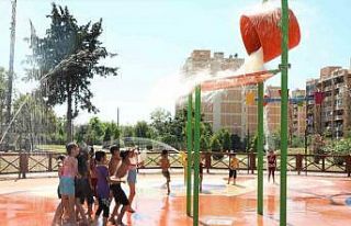 Yüreğir’de çocuklar su oyun parkında serinliyor