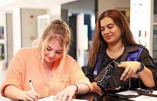 Zabıtalar bulduğu çantayı İngiliz turiste teslim...