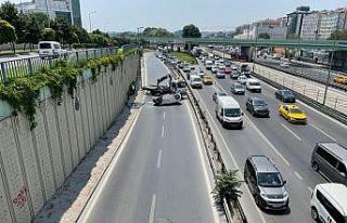 Zeytinburnu’nda feci kaza: Araç demir korkulukları...