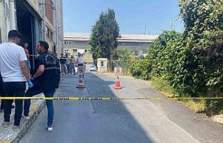 Zeytinburnu’nda iş merkezinin çatısından düşen...