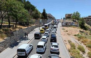 Ziyaretçi akınına uğrayan Mardin’de kilometrelerce...