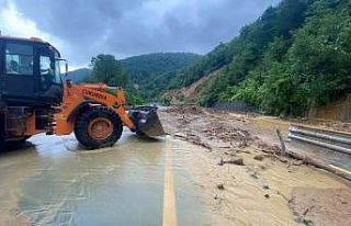 Zonguldak’ta heyelan anı kamerada