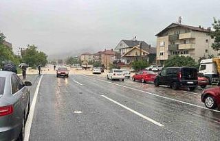 Zonguldak’ta karayolu sular altında kaldı