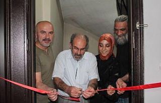 Zorluklarla öğretmen olan genç eğitimci kendi...