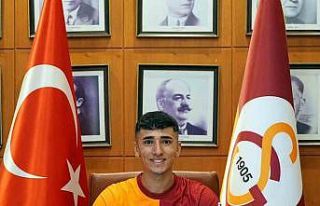 19 yaşındaki Caner Doğan, Galatasaray ile profesyonel...