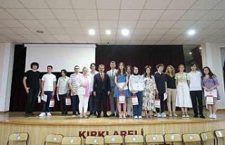 2023 YKS’de başarılı olan öğrencilere sertifika...