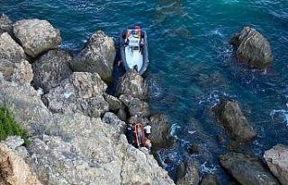 30 metrelik falezlerin alt kısmında hareketsiz yatan...