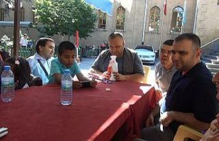 30 yıl sonra sınıf arkadaşlarıyla buluştular