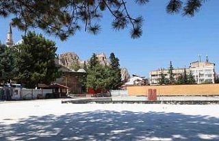 37 yıl önce inşa edilen çarşıda yenileme çalışmaları...