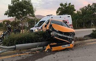 3 araca çarptı kaçtı, refüje çıkıp direği...