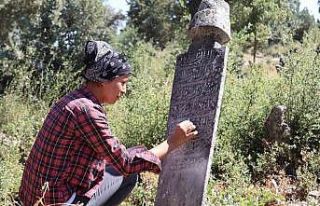 43 mezarlıkta Osmanlı dönemine ait mezar taşları...