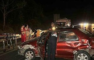 4 aracın karıştığı zincirleme kazada 6 kişi...