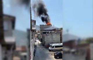 4 katlı binanın çatı katı alev alev yandı