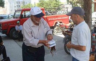 77 yaşında her gün kilometrelerce yürüyerek ekmeğini...