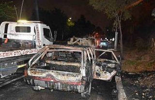 Adana’da otomobil alev alev yandı
