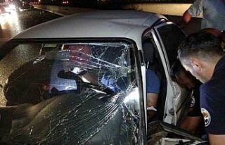 Adana’da otoyolda otomobiller çarpıştı, sıkışan...