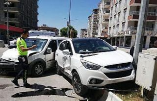 Adıyaman’da 2 araç çarpıştı: 3 yaralı