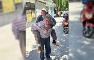 Ağabeyini sırtında taşıyor