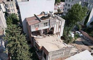 Ağır hasarlı bina yıkım esnasında hafif hasarlı...