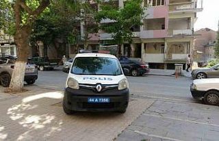 Ağır hasarlı binadaki asansörü sökmeye çalışan...