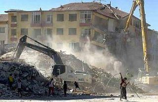 Ağır hasarlı binalardan canları pahasına demir...