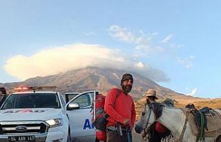 Ağrı Dağı’nda rahatsızlanan dağcı hastaneye...