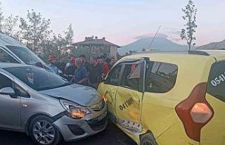 Ağrı’da iki araç çarpıştı: 2 yaralı