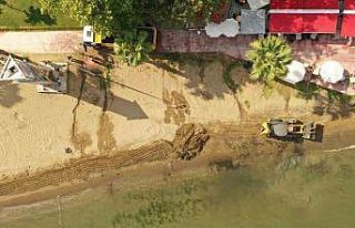 Akasya Plajı’nda rutin temizlik