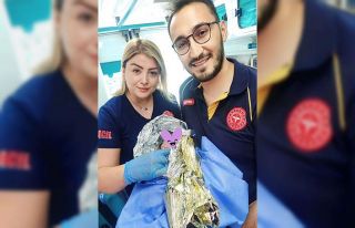 Akhisar’da genç kadın ambulansta doğum yaptı