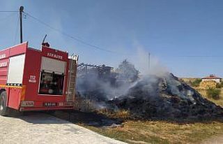 Alaca’da çıkan yangında 400 saman balyası kül...