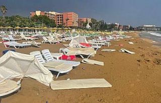 Alanya plajında tatilcilere sağanak yağış ve...